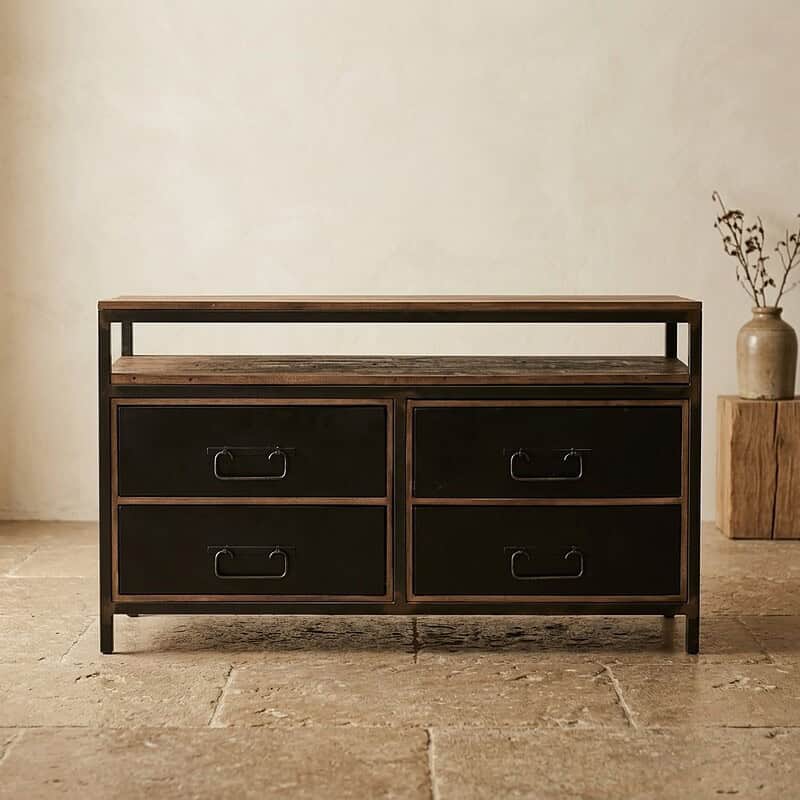Elegant houten dressoir met vier zwarte laden, perfect voor moderne interieurs, gecombineerd met natuurlijke en industriële stijlen.