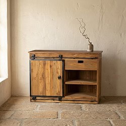 Vintage houten dressoir met schuifdeur en open vak, perfect voor landelijke interieurstijl, gemaakt van massief hout, geschikt voor woonkamer of eetkamer.