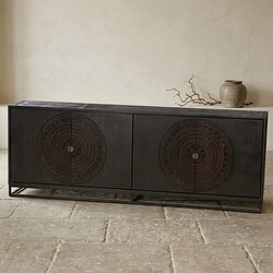 Modern houten dressoir met cirkelpatronen, zwart afwerking, geschikt voor woonkamer of eetkamer, met metalen onderstel.