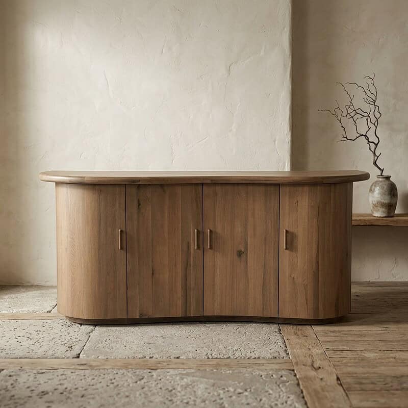 Elegante houten buffetkast met afgeronde hoeken, perfect voor een moderne en natuurlijke interieurstijl. Gemaakt van hoogwaardig hout, biedt ruime opbergruimte en een stijlvolle uitstraling.