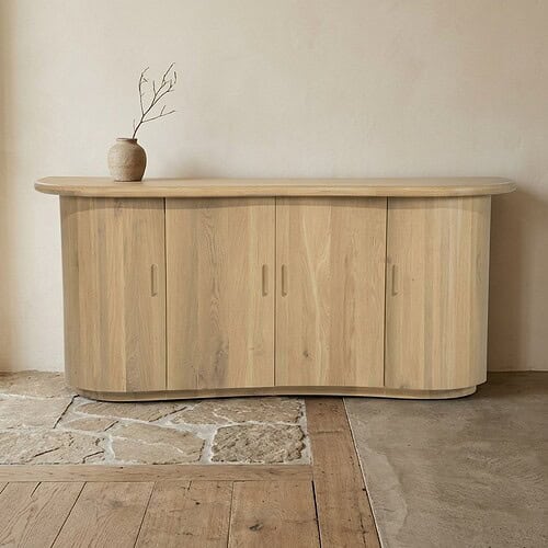 Elegant houten dressoir met vier deuren, perfect voor moderne interieurs, gemaakt van hoogwaardig licht eikenhout, biedt ruime opbergruimte en een strakke uitstraling.