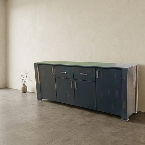 Houten dressoir in landelijke stijl Moderne houten dressoir in landelijke stijl, perfect voor woonkamer of eetkamer, met meerdere opberglades en een strak design.