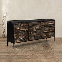 Elegant houten dressoir met zwart metalen frame, perfect voor moderne interieurs, met meerdere opbergvakken en een uniek design.