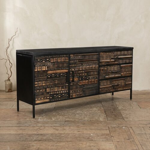 Houten dressoir met zwart metalen frame Elegant houten dressoir met zwart metalen frame, perfect voor moderne interieurs, met meerdere opbergvakken en een uniek design.