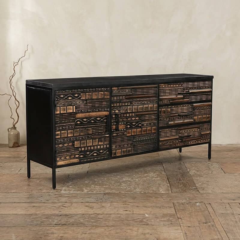Elegant houten dressoir met zwart metalen frame, perfect voor moderne interieurs, met meerdere opbergvakken en een uniek design.