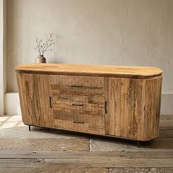 Elegant houten dressoir met 3 laden en 2 deuren, perfect voor moderne en landelijke interieurs, gemaakt van duurzaam hout, met een natuurlijke afwerking.