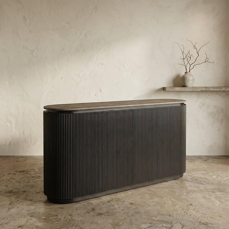 Moderne Mokana meubel met geribbelde afwerking in een minimalistische interieurstijl, perfect voor stijlvolle woonruimtes.