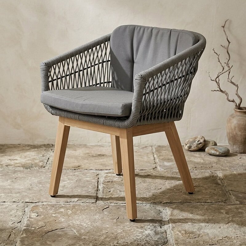 Moderner Holzstuhl mit geflochtener Rückenlehne und bequemer grauer Sitzfläche – perfekt für eine stilvolle und gemütliche Sitzecke.