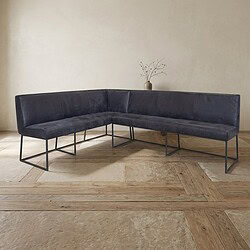 Modern L-vormige bank met zwarte bekleding en metalen poten Moderne L-vormige bank met zwarte bekleding en metalen poten, perfect voor een eigentijdse woonkamer.