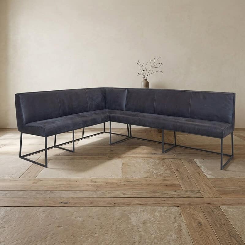 Modern L-vormige bank met zwarte bekleding en metalen poten Moderne L-vormige bank met zwarte bekleding en metalen poten, perfect voor een eigentijdse woonkamer.