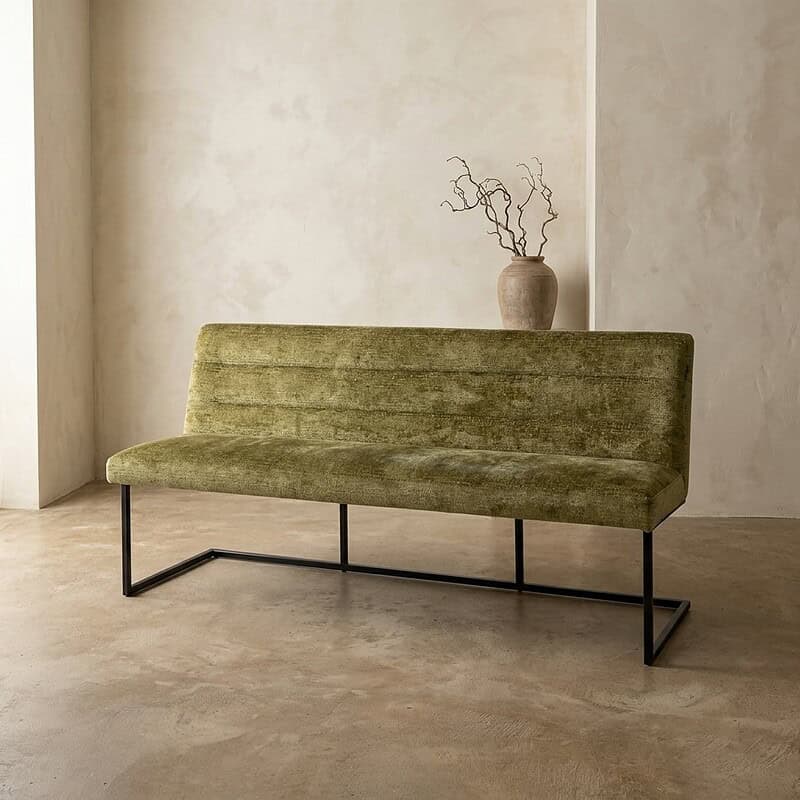 Moderne groene bank van Mokana Meubelen met minimalistisch ontwerp en metalen onderstel, ideaal voor woonkamer of kantoor.