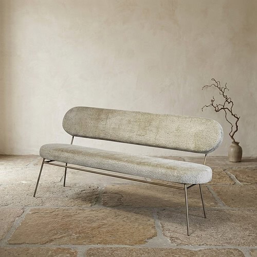 Bank met modern design en zachte bekleding - Mokana Meubelen Moderne bank met zachte bekleding en minimalistisch ontwerp, perfect voor een stijlvolle woonkamer. Gemaakt door Mokana Meubelen, bekend om hoogwaardige en stijlvolle meubels.