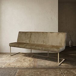 Bank met beige fluwelen bekleding en strak metalen frame, perfect voor een modern interieur. Gemaakt door Mokana Meubelen, combineert comfort en stijl voor elke woonkamer.