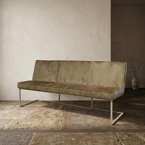 Bank met beige fluwelen bekleding en strak metalen frame, perfect voor een modern interieur. Gemaakt door Mokana Meubelen, combineert comfort en stijl voor elke woonkamer.
