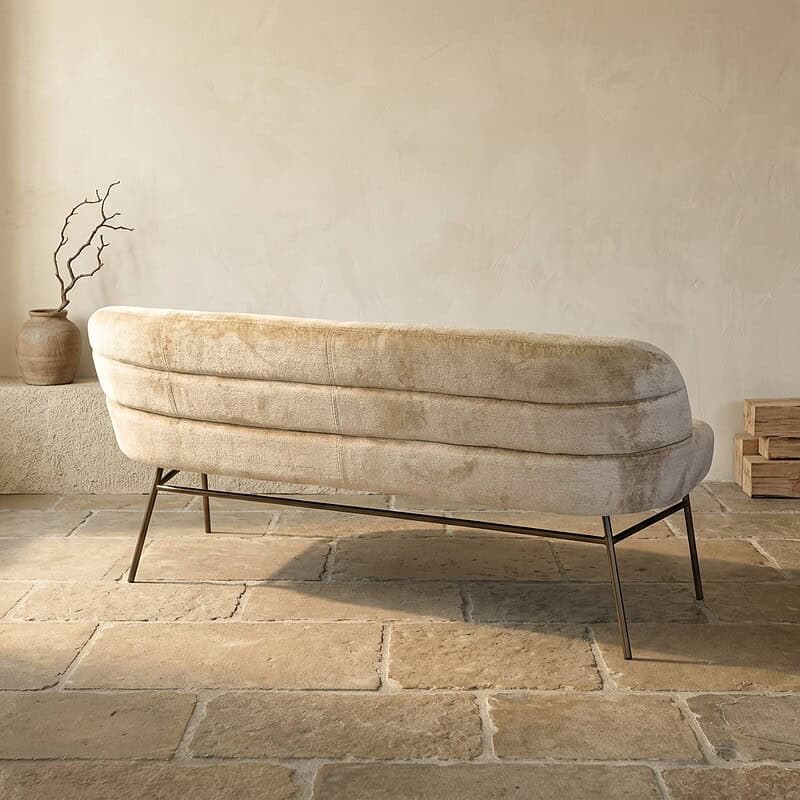 Elegante velvet bank van Mokana Meubelen met een modern ontwerp en slanke metalen poten.