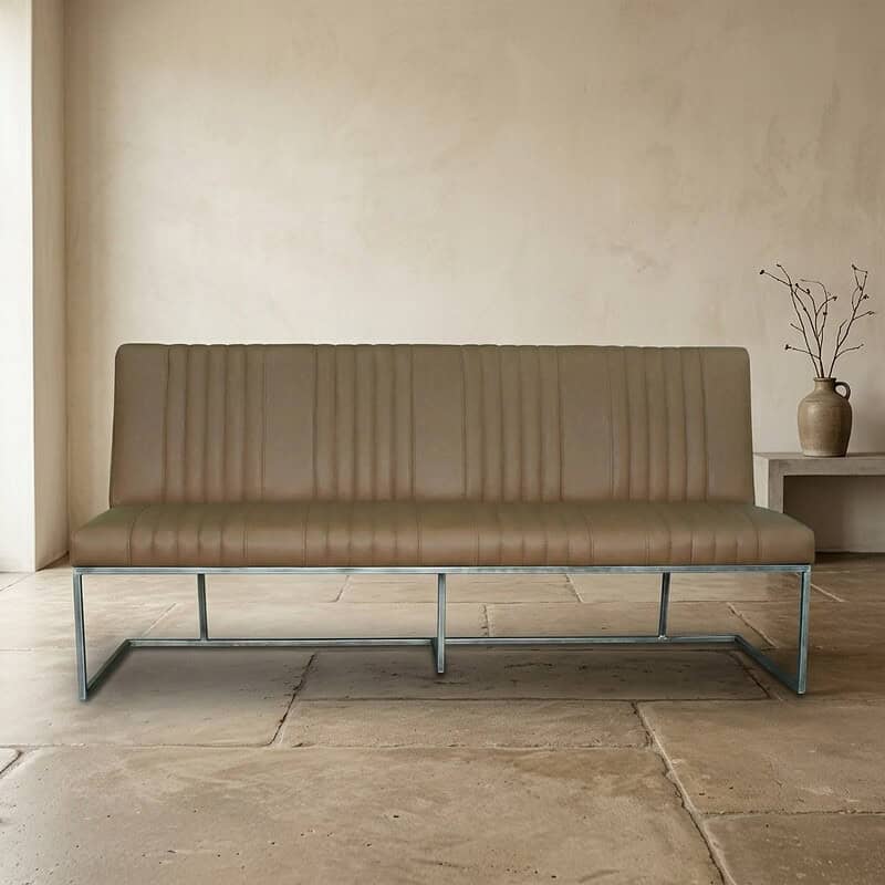 Bank met moderne, minimalistische uitstraling, beige bekleding en metalen frame, perfect voor een eigentijdse woonkamer of kantoorruimte.
