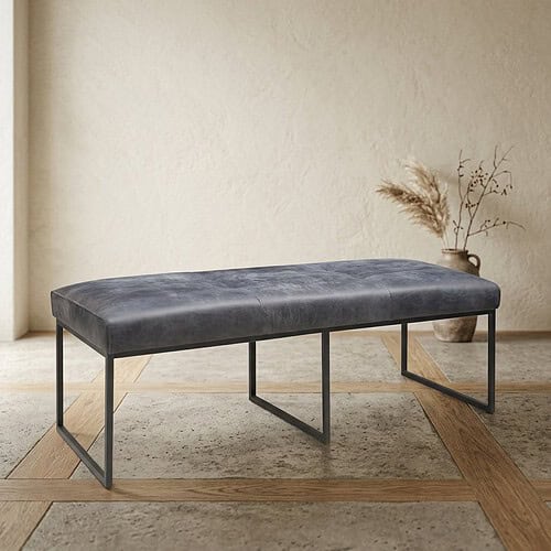 Bank met metalen frame en leren zitting, perfect voor een moderne woonkamer of entree. Gemaakt van hoogwaardige materialen voor duurzaamheid en stijl.