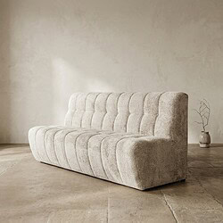 Elegante stoffen bank met tufting details, perfect voor een moderne woonkamer. Gemaakt door Mokana Meubelen, combineert comfort en stijl voor een stijlvolle interieurafwerking.
