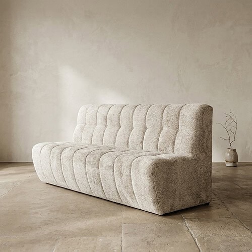 Elegante stoffen bank met tufting details, perfect voor een moderne woonkamer. Gemaakt door Mokana Meubelen, combineert comfort en stijl voor een stijlvolle interieurafwerking.