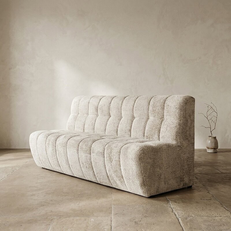 Elegante stoffen bank met tufting details, perfect voor een moderne woonkamer. Gemaakt door Mokana Meubelen, combineert comfort en stijl voor een stijlvolle interieurafwerking.