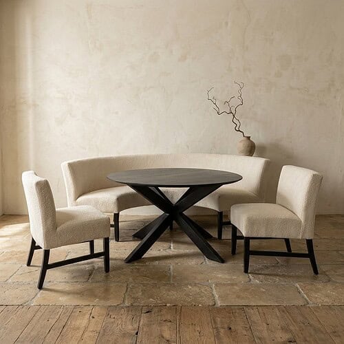 Houten eettafel met beige eetkamerstoelen en bankje Moderne houten eettafel met beige eetkamerstoelen en bankje, perfect voor een gezellige eetkamer. Duurzaam en stijlvol meubelstuk voor elke woning.