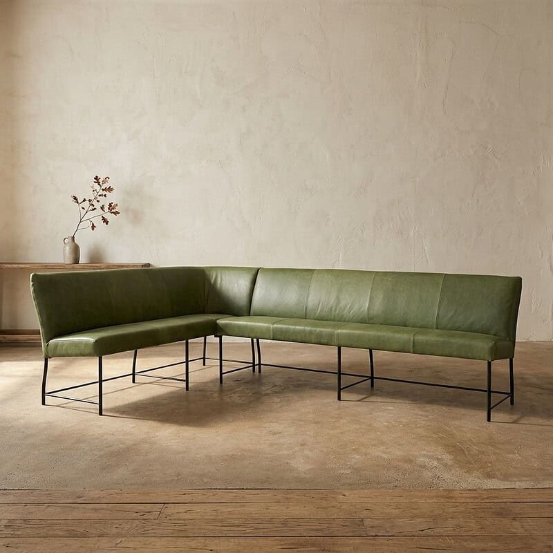 Elegante groene hoekbank met strakke lijnen en metalen poten, perfect voor een moderne woonkamer of kantoorruimte. Gemaakt van hoogwaardig leer voor comfort en duurzaamheid.