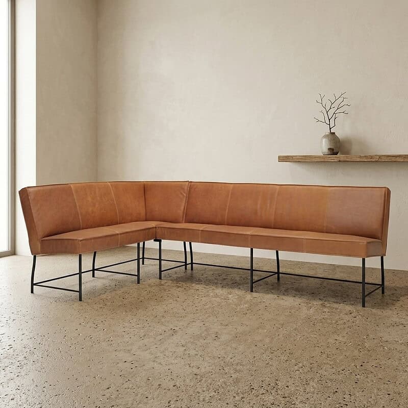 Bank met leren bekleding en metalen poten, modern en minimalistisch design. Perfect voor woonkamer of kantoor, gemaakt door Mokana Meubelen. Moderne leren bank met metalen poten, geschikt voor woonkamer of kantoor, ontworpen door Mokana Meubelen.