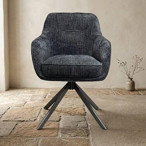 Comfortabele houten draaifauteuil met zachte stoffen bekleding, perfect voor een moderne woonkamer.