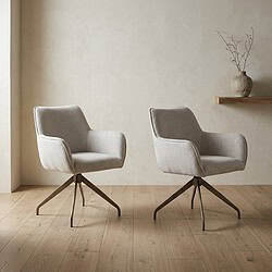 Twee moderne fauteuils met lichte stoffering en houten poten in een minimalistische interieursetting, perfect voor een stijlvolle woonkamer of kantoorruimte.