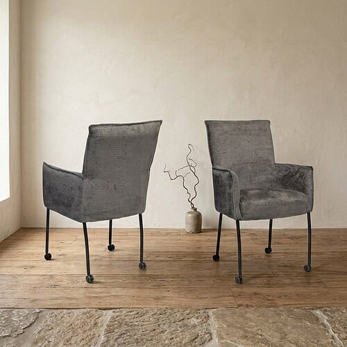 Moderne grijze fauteuils in een minimalistische woonkamer, ideaal voor stijlvolle en comfortabele zithoeken.