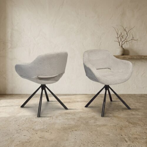 Zwei moderne weiße Sessel mit schwarzen Beinen in einer minimalistischen Einrichtung – perfekt für ein stilvolles Wohnzimmer oder eine Lounge.