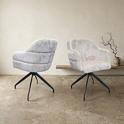 Houten en stoffen fauteuils in modern interieur Moderne stoffen fauteuils met houten armleuningen en zwarte metalen poten, geschikt voor een eigentijdse woonkamer of kantoorruimte.