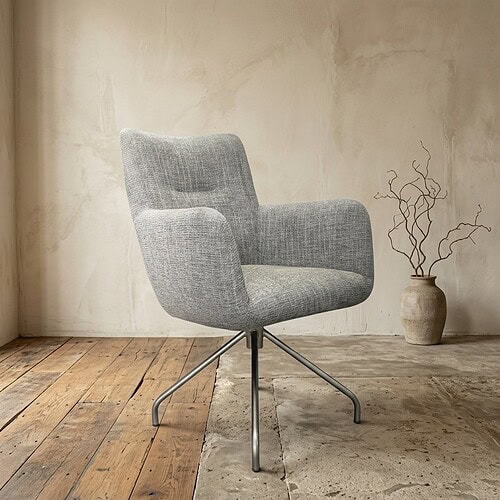 Moderne grijze lounge stoel met comfortabele bekleding en metalen poten, ideaal voor een stijlvolle en gezellige zithoek.