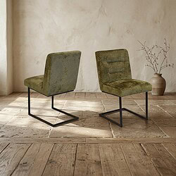 Twee vintage gestoffeerde stoelen met metalen onderstellen in een minimalistische interieursetting, perfect voor een stijlvolle woonkamer of kantoor.