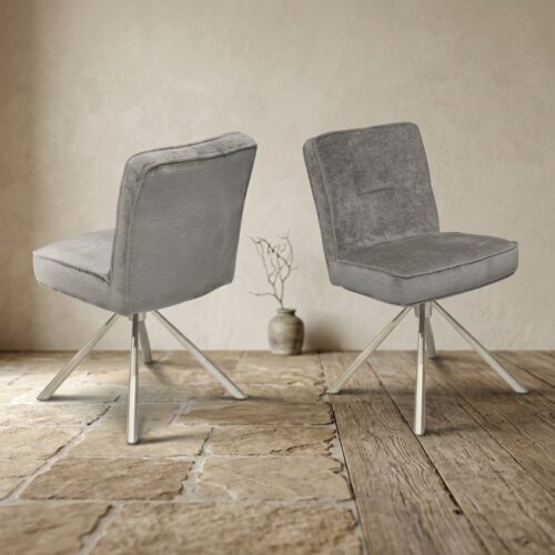 Moderne houten en stoffen stoelen in een minimalistisch interieur met een neutrale achtergrond en een decoratieve vaas op de achtergrond.