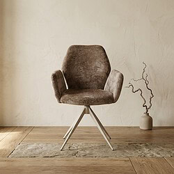 Comfortabele stoffen fauteuil met houten poten, perfect voor een modern interieur, geplaatst op een houten vloer naast een decoratieve vaas met takken.