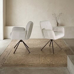 Moderne houten eetkamerstoelen met zachte bekleding en unieke draaibare poten, perfect voor een stijlvolle en comfortabele eetruimte.