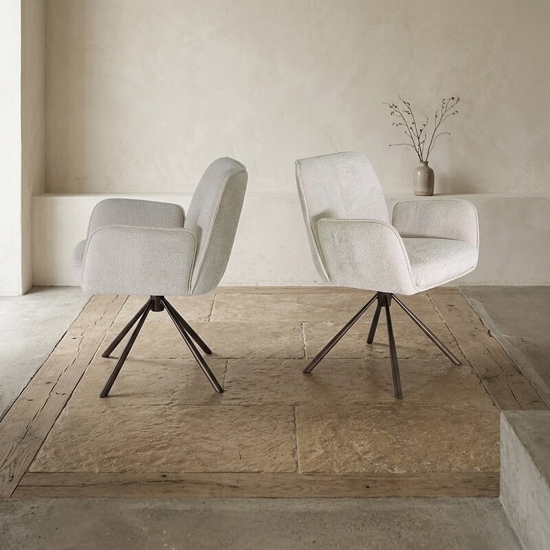 Moderne houten eetkamerstoelen met zachte bekleding en unieke draaibare poten, perfect voor een stijlvolle en comfortabele eetruimte.