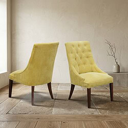 Mokana Meubelen - Gele vintage fauteuils in woonkamer Twee gele vintage fauteuils met houten poten in een minimalistische woonkamer, perfect voor een stijlvolle en comfortabele zithoek.