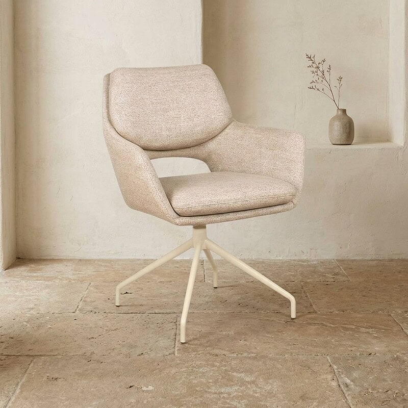 Moderne beige stoffen bureaustoel met comfortabele armleuningen en draaibaar onderstel, perfect voor thuis of kantoor.