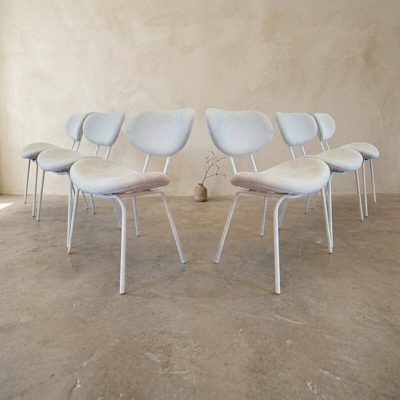 Moderne witte eetkamerstoelen met houten poten, geschikt voor eetkamers en vergaderruimtes, ontworpen door Mokana Meubelen.