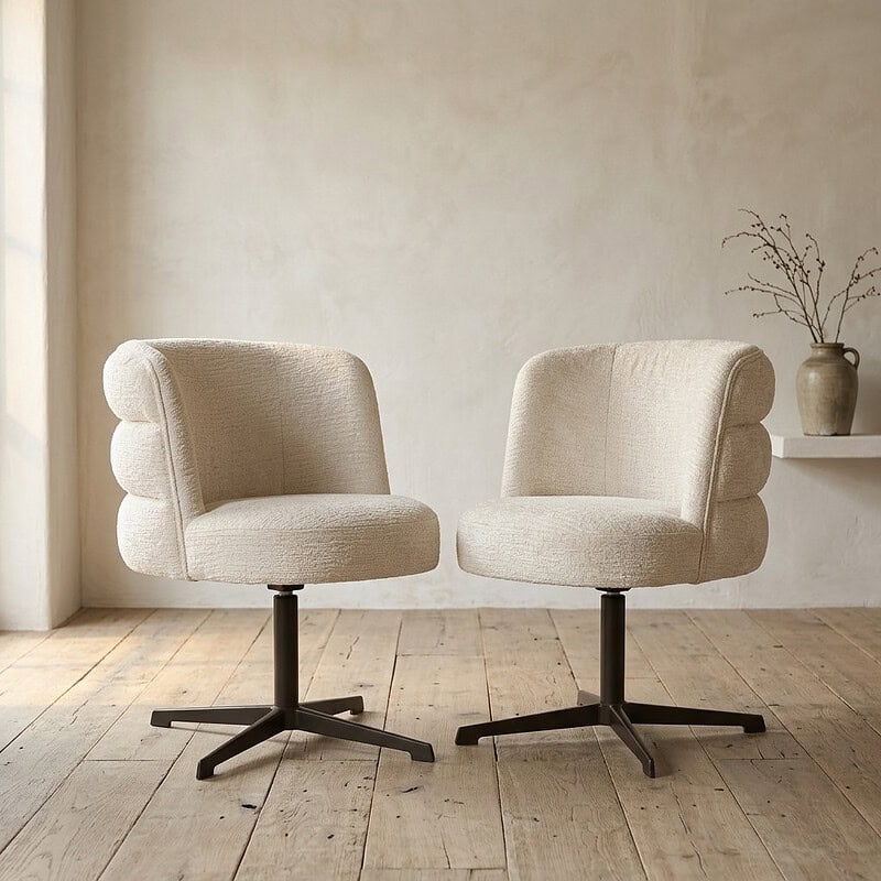 Moderne Drehstühle aus Holz mit beigem Bezug – perfekt für eine stilvolle und bequeme Sitzecke. Ideal für Wohnzimmer und Büros, mit zeitlosem Design und stabiler Konstruktion.