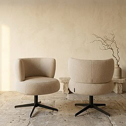 Zwei beigefarbene Loungesessel mit Holzbeinen in einem hellen, minimalistischen Wohnzimmer – perfekt für eine gemütliche Sitzecke.
