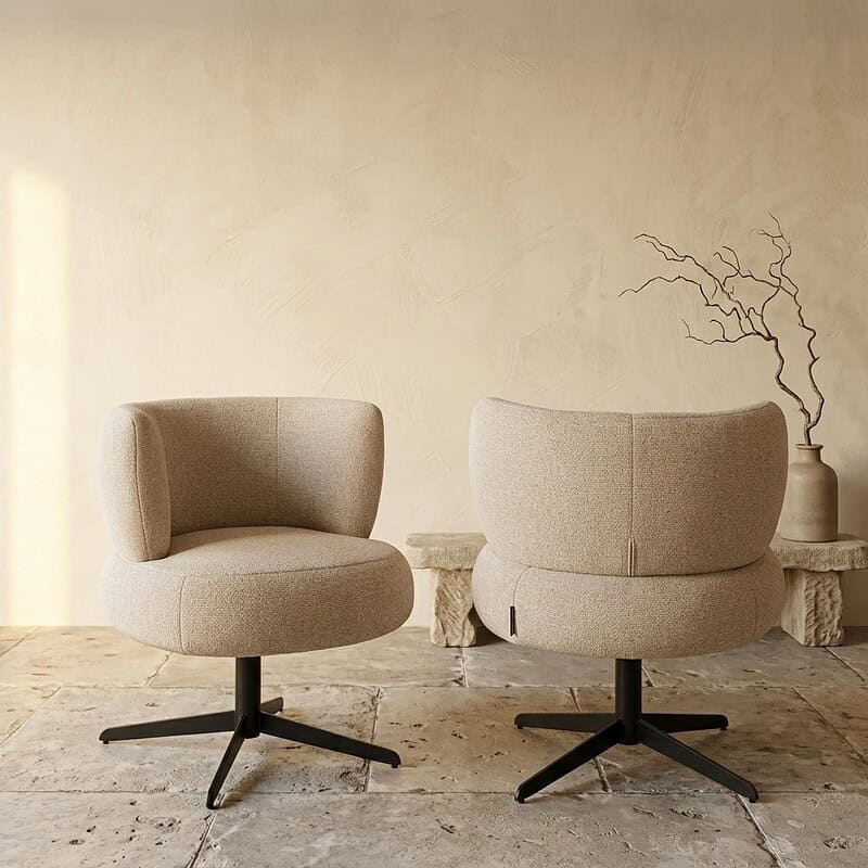 Zwei beigefarbene Loungesessel mit Holzbeinen in einem hellen, minimalistischen Wohnzimmer – perfekt für eine gemütliche Sitzecke.