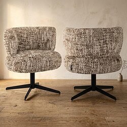 Sitzbank mit bequemer, gepolsterter Sitzfläche und Rückenlehne, ideal für das Wohnzimmer oder den Warteraum, mit schwarzen Metallbeinen für einen eleganten Look.