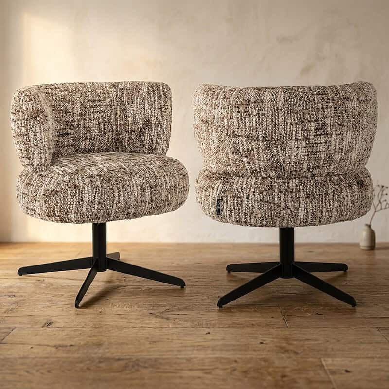 Sitzbank mit bequemer, gepolsterter Sitzfläche und Rückenlehne, ideal für das Wohnzimmer oder den Warteraum, mit schwarzen Metallbeinen für einen eleganten Look.