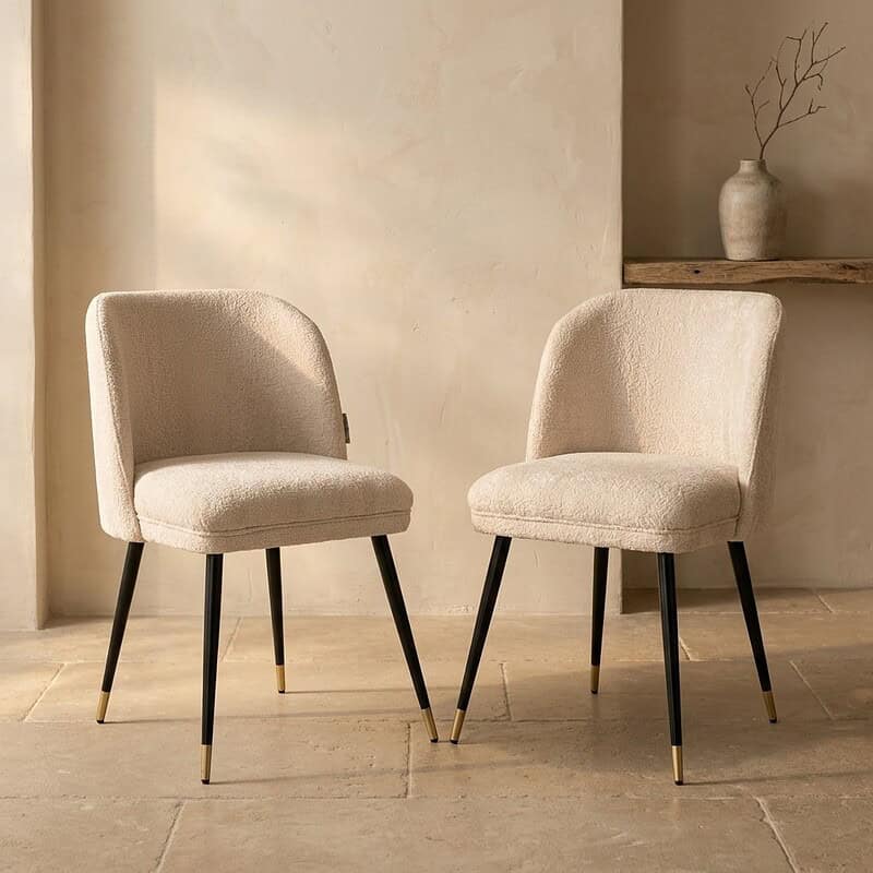 Elegante beige Esszimmerstühle mit Holzbeinen, perfekt für ein modernes und stilvolles Esszimmer. Hergestellt aus hochwertigen Materialien für Komfort und Langlebigkeit.