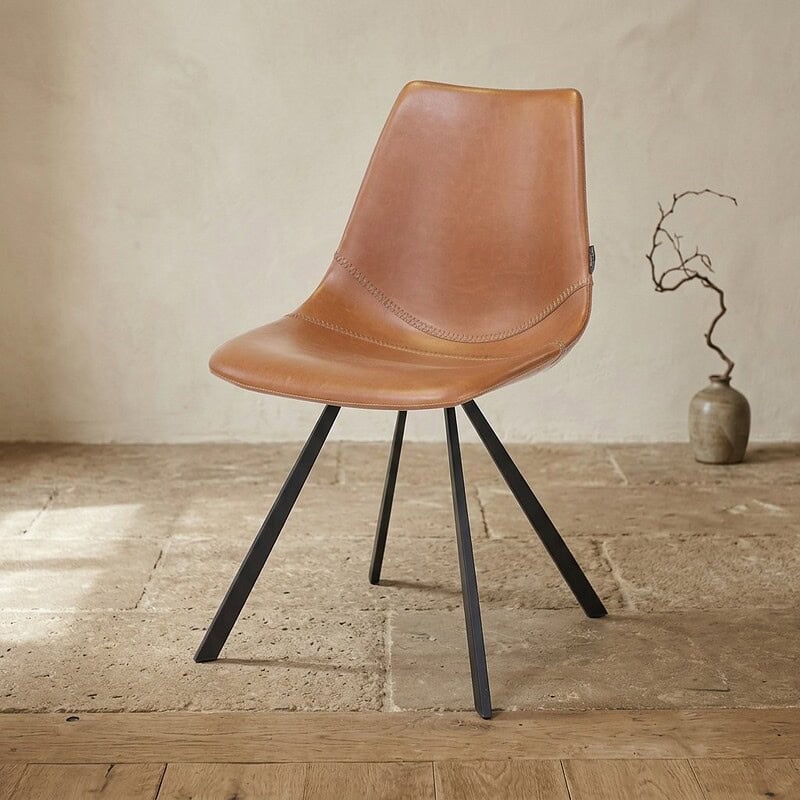 Houten eetkamerstoel met leren bekleding Moderne houten eetkamerstoel met leren zitting en zwarte metalen poten, perfect voor een stijlvolle eetkamer of kantoorruimte.