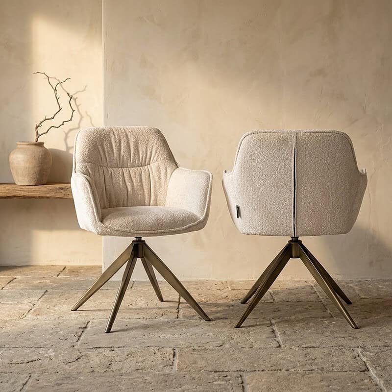 Moderne beige Esszimmerstühle mit Holzbeinen, bequem und stilvoll, perfekt für ein modernes Esszimmer oder Wohnzimmer.