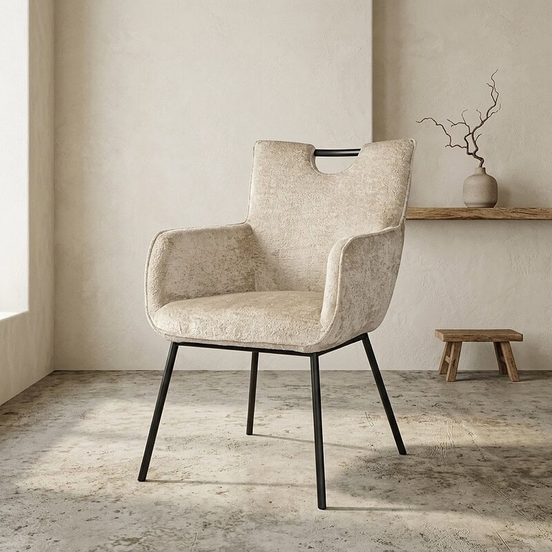 Sessel „Mokana“ von Bank mit beigem Bezug und schwarzen Metallbeinen, ideal für moderne und skandinavische Einrichtungen.